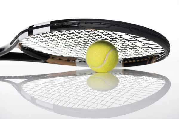 Pallone da tennis e racchetta — Foto stock