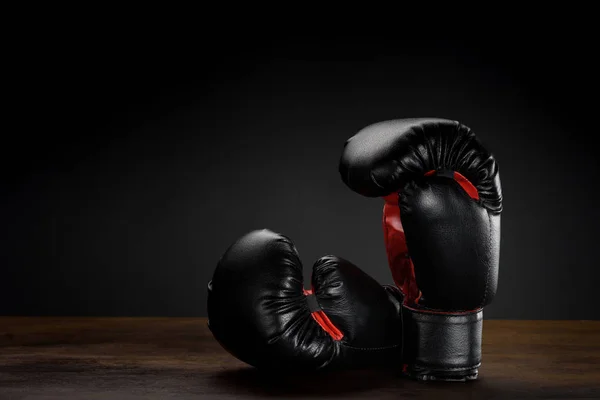 Чёрные боксерские перчатки — стоковое фото