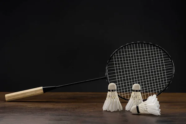 Badminton racket and shuttlecocks — Stock Photo