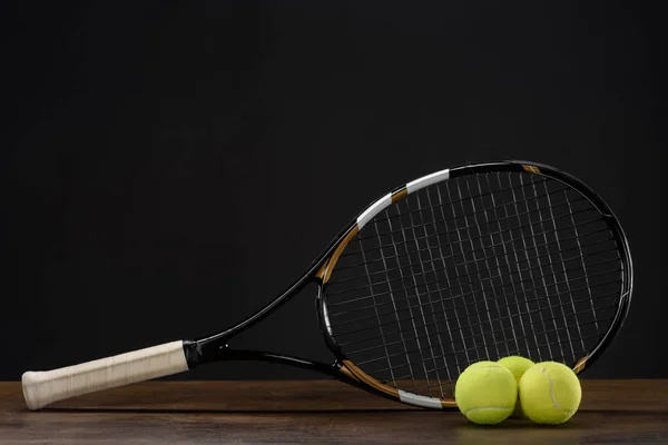 Raqueta y pelotas de tenis - foto de stock