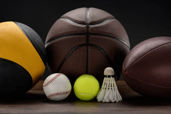 Різні спортивні м'ячі і човник — стокове фото