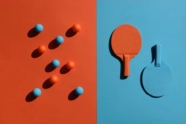 Raqueta de ping pong y pelotas - foto de stock