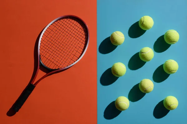 Raquette et balles de tennis — Photo de stock