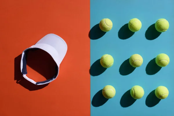 Visière et balles de tennis — Photo de stock