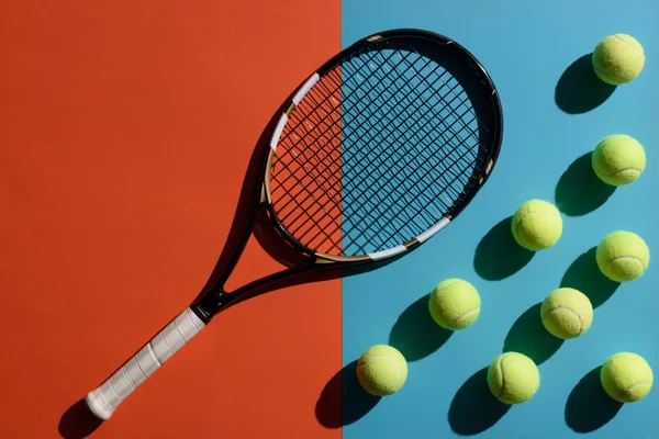 Raquette et balles de tennis — Photo de stock