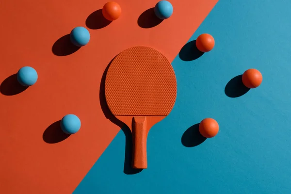 Raqueta de ping pong y pelotas - foto de stock