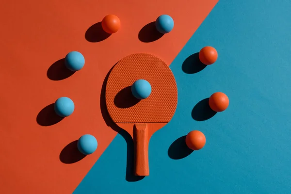 Raqueta de ping pong y pelotas - foto de stock