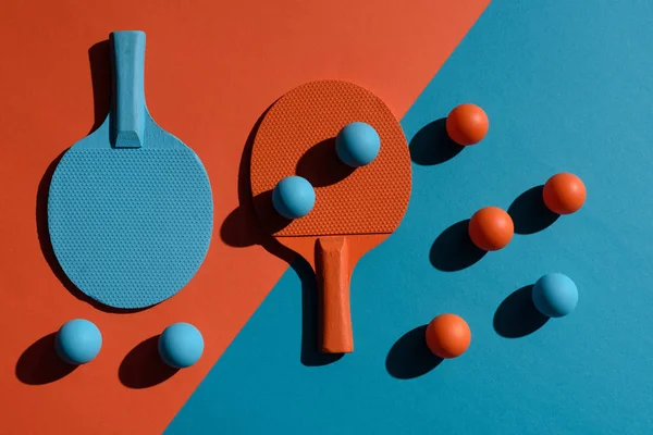 Racchette e palline da ping pong — Foto stock