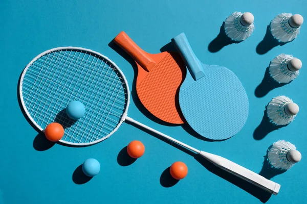 Tischtennis- und Badmintongeräte — Stockfoto