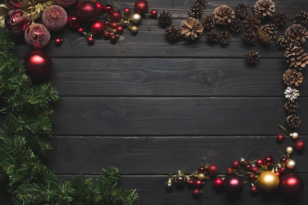 Cônes de pin et boules de Noël — Stock Photo