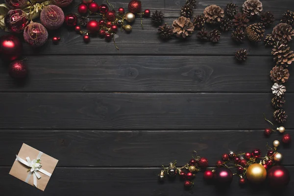 Cones de pinheiro e bolas de Natal — Fotografia de Stock