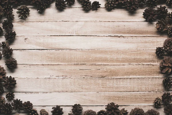 Cônes de pin sur la surface en bois — Photo de stock