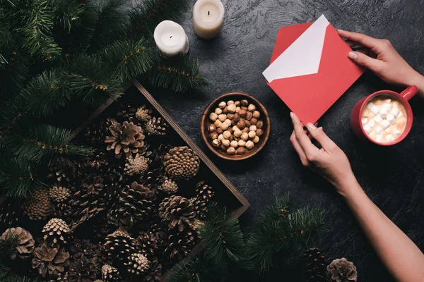 Cones de pinho, xícara de cacau e envelope — Fotografia de Stock