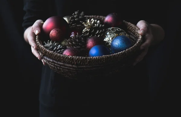 Juguetes de Navidad y conos de pino - foto de stock