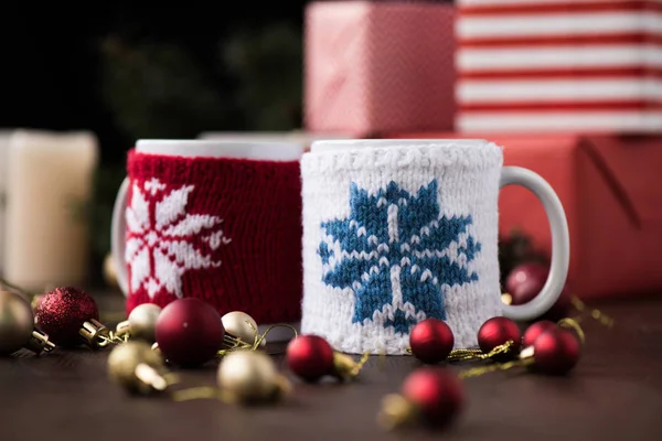 Tassen und Weihnachtskugeln — Stockfoto