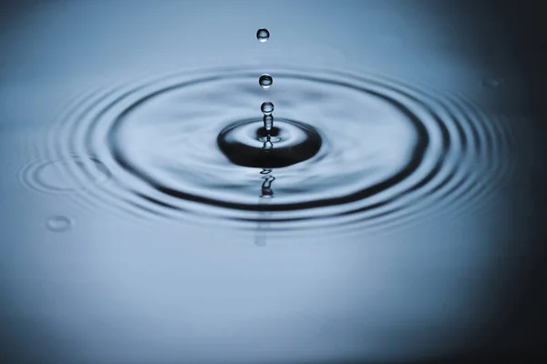 Éclaboussure sur la surface de l'eau — Photo de stock