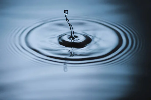 Salpicadura en la superficie del agua - foto de stock