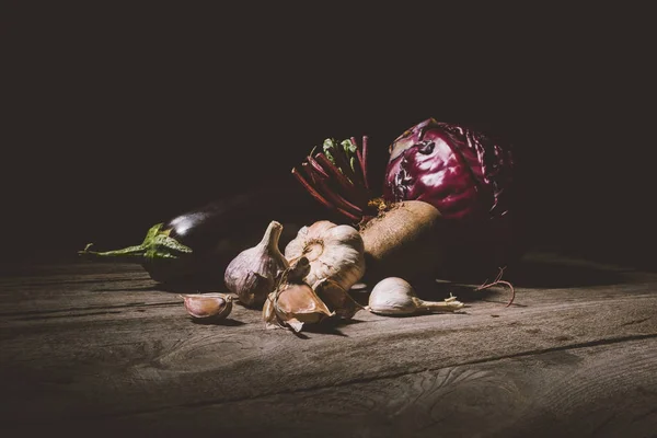Спелые овощи на столе — стоковое фото
