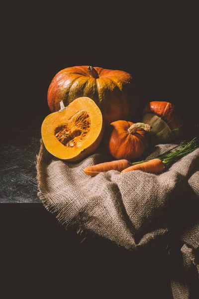 Gemüse der Saison auf Sacktuch — Stockfoto
