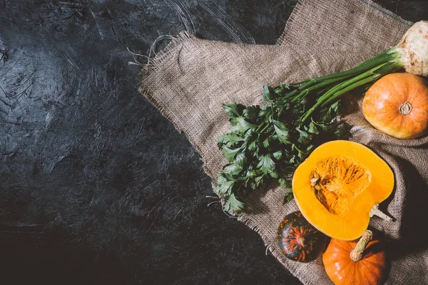 Verduras de otoño sobre tela de saco - foto de stock