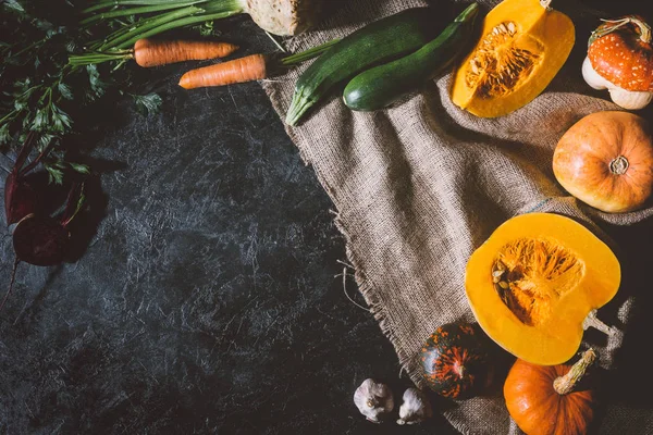 Verduras de otoño sobre tela de saco - foto de stock