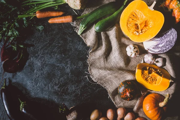 Verduras maduras sobre tela de saco - foto de stock