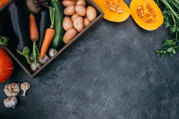 Verduras maduras en caja - foto de stock