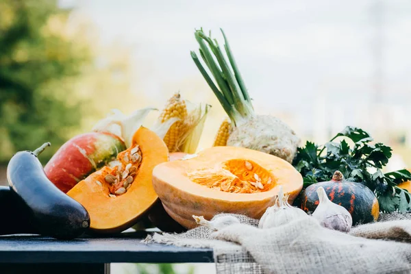 Légumes mûrs sur la table — Photo de stock