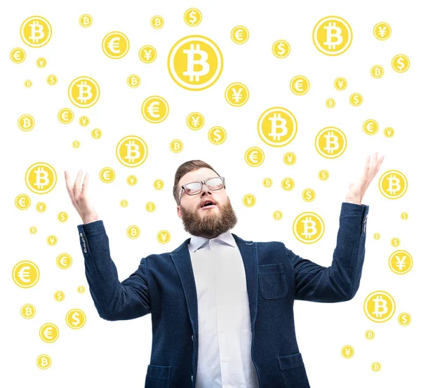 Hombre de negocios con símbolos bitcoin - foto de stock