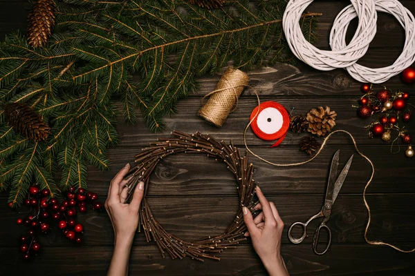 Florist making wreath — Stock Photo