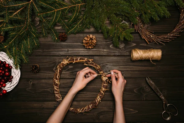 Frau fertigt Weihnachtskränze — Stockfoto