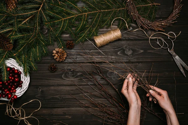 Floristería haciendo corona de Navidad - foto de stock