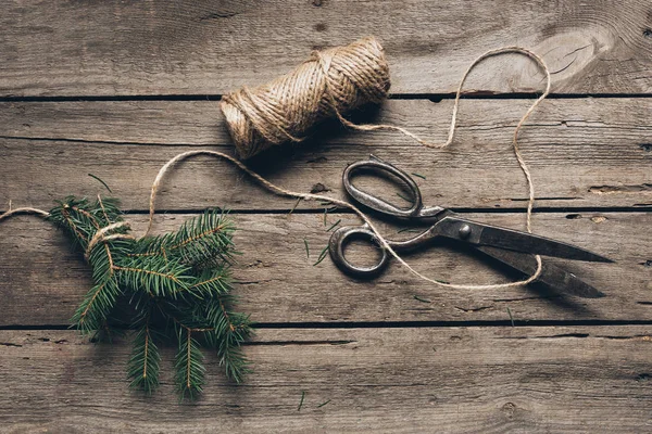 Branche de sapin, ficelle et ciseaux — Photo de stock