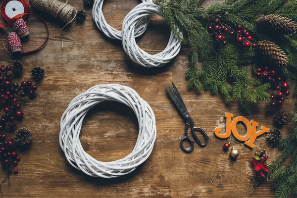 Grinaldas de Natal com palavra Alegria — Fotografia de Stock