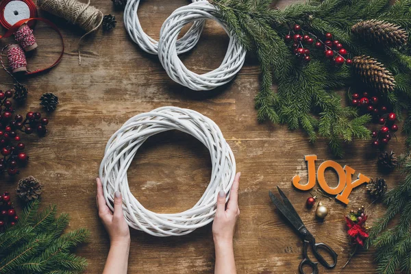 Florist making Christmas wreath — Stock Photo