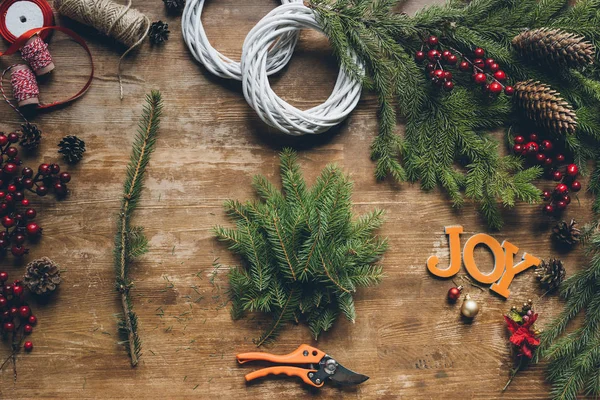 Creación de coronas de Navidad - foto de stock