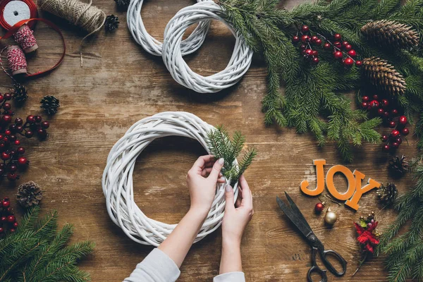 Frau bastelt Weihnachtskranz — Stockfoto