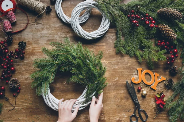 Floristería haciendo corona de Navidad - foto de stock