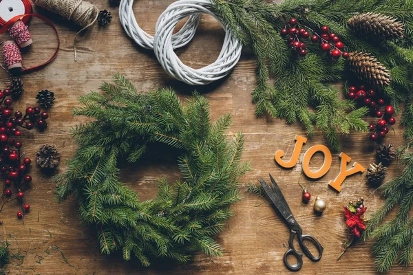 Weihnachtskränze mit Tannenzweigen — Stockfoto