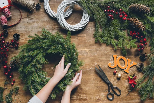 Florist making Christmas wreath — Stock Photo