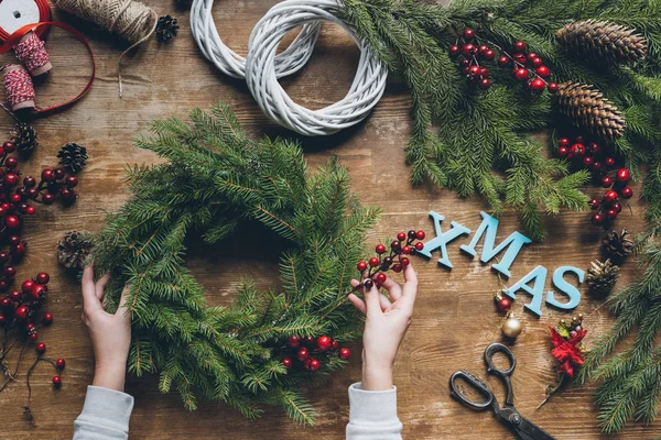 Florist making Christmas wreath — Stock Photo