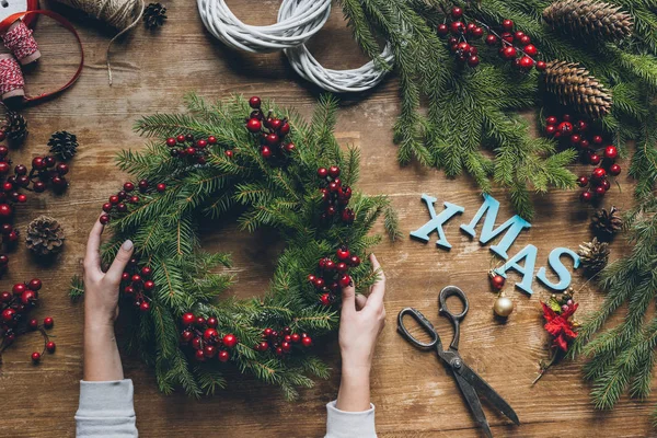 Corona de Navidad con palabra Navidad - foto de stock