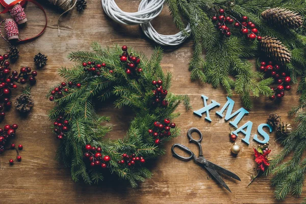 Couronne de sapin avec mot Noël — Stock Photo