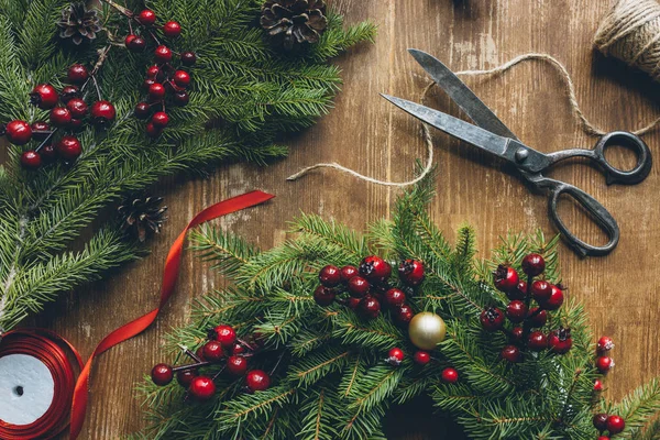 Ghirlanda di Natale con abete, bacche e coni — Foto stock