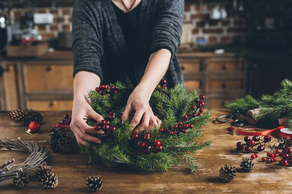 Рождественский еловый венок с ягодами — стоковое фото