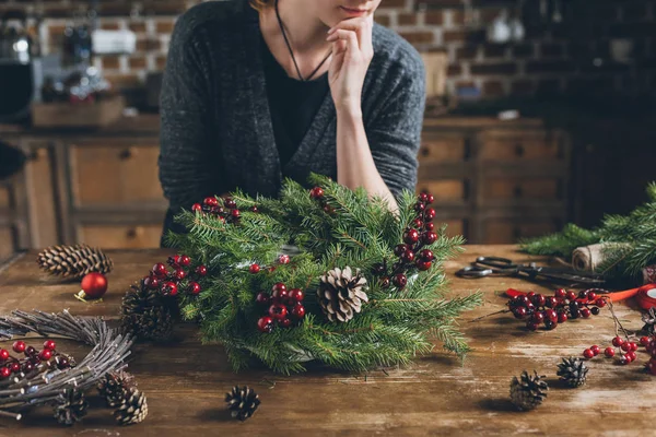 Decoratore con corona di Natale — Foto stock