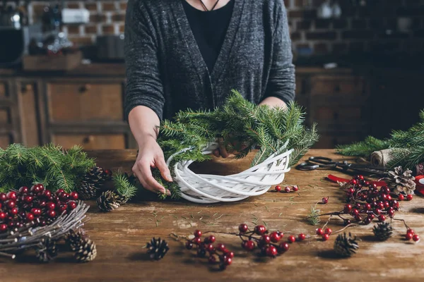 Fleuriste faire couronne de Noël — Photo de stock