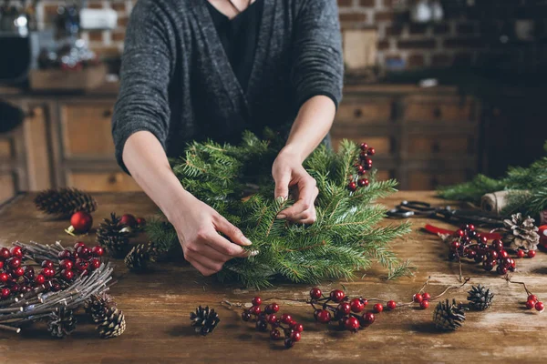 Decorator making Christmas wreath — Stock Photo