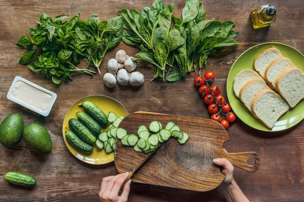 Mujer preparando un desayuno saludable - foto de stock