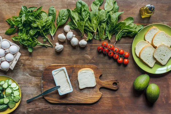 Frischkäse und Stück Brot — Stockfoto